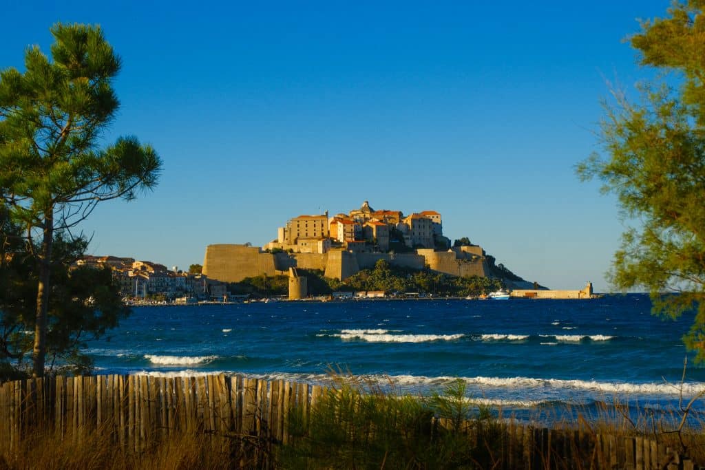 vue de la citadelle de Calvi depuis la balade du front de mer