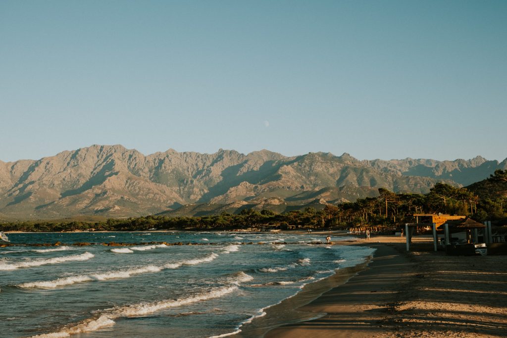 plage de calvi au coucher du soleil