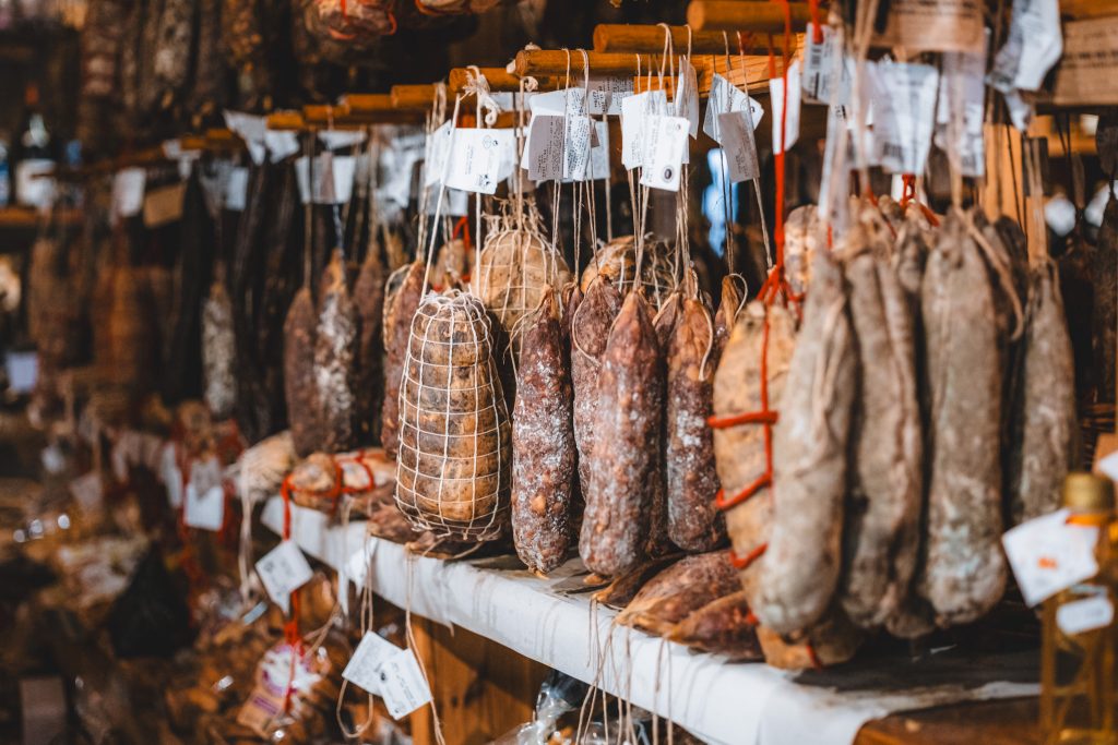 charcuteries corses de l'épicerie fine A Loghja à Calvi en Corse