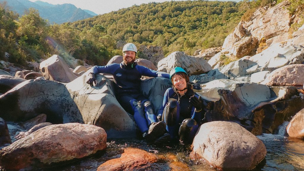 pause pendant le canyoning dans la vallée du fango en corse