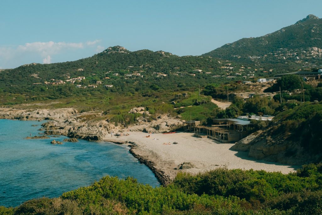 vue de la plage de la sainte restitude proche de Calvi