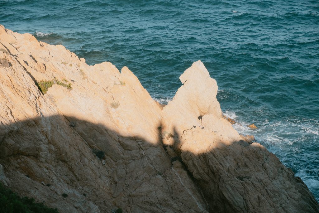 rochers sur la randonnée de la pointe de la revellata à Calvi, Balagne, Corse