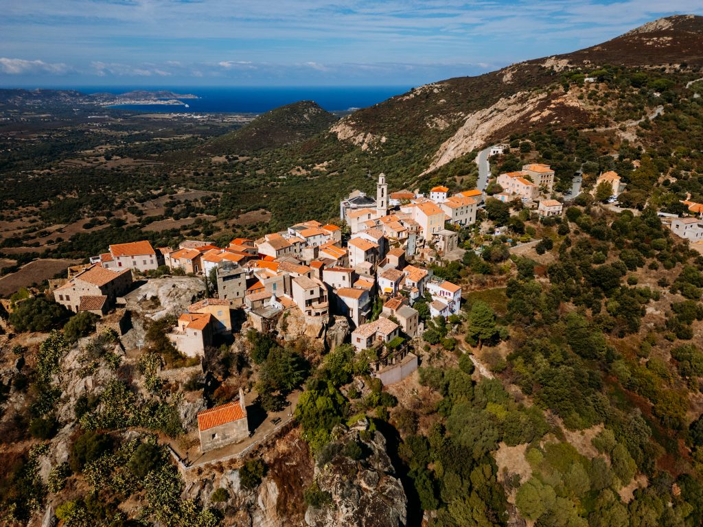 vue en drone du village de Montemaggiore en Balagne
