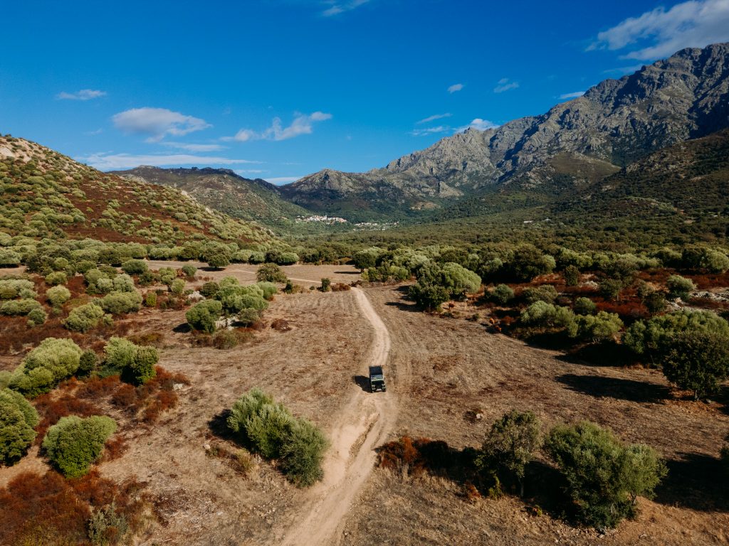 vue en drone d'un 4x4 dans le maquis corse de balagne
