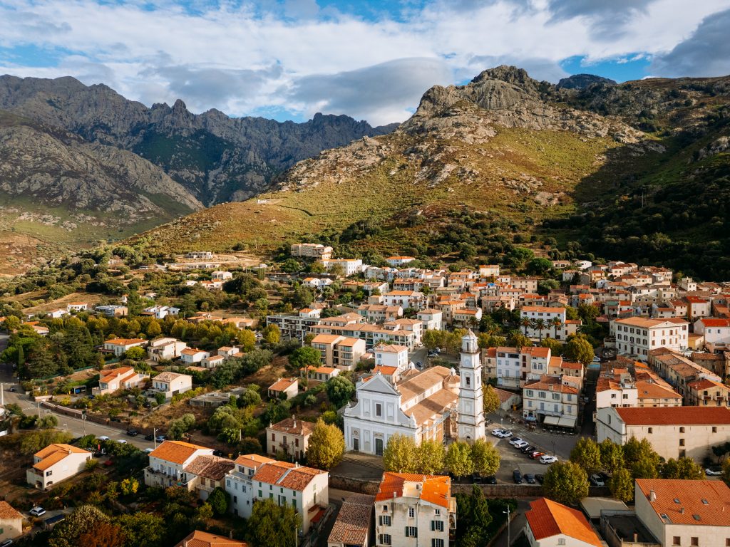 vue en drone du village de Calenzana en Balagne, Corse