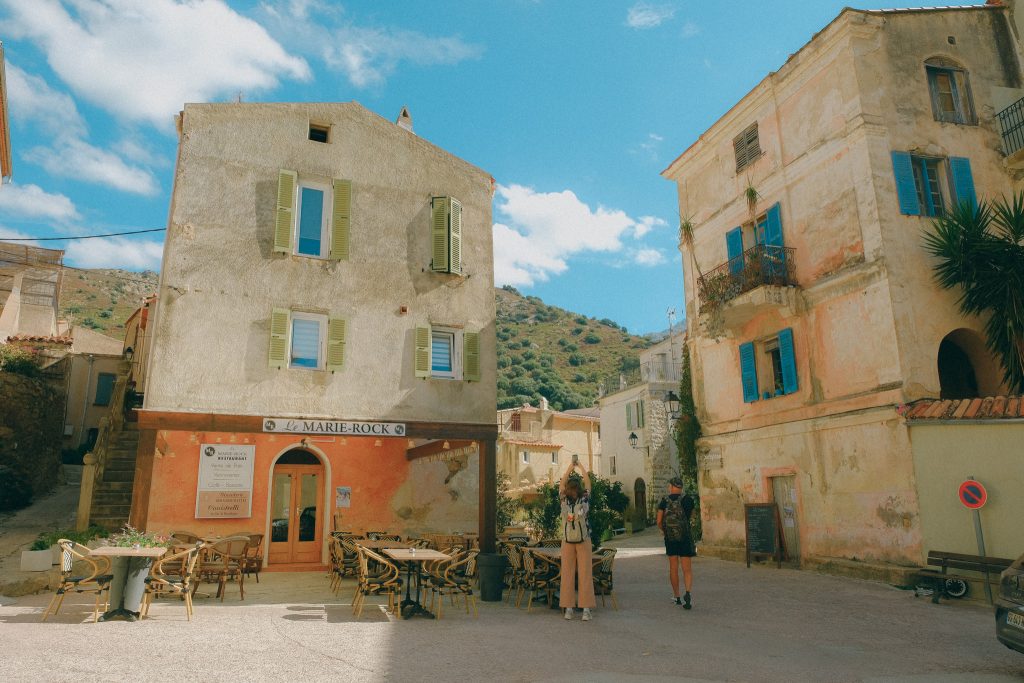 la place principale du village de Montegrosso perché dans les hauteurs de calvi