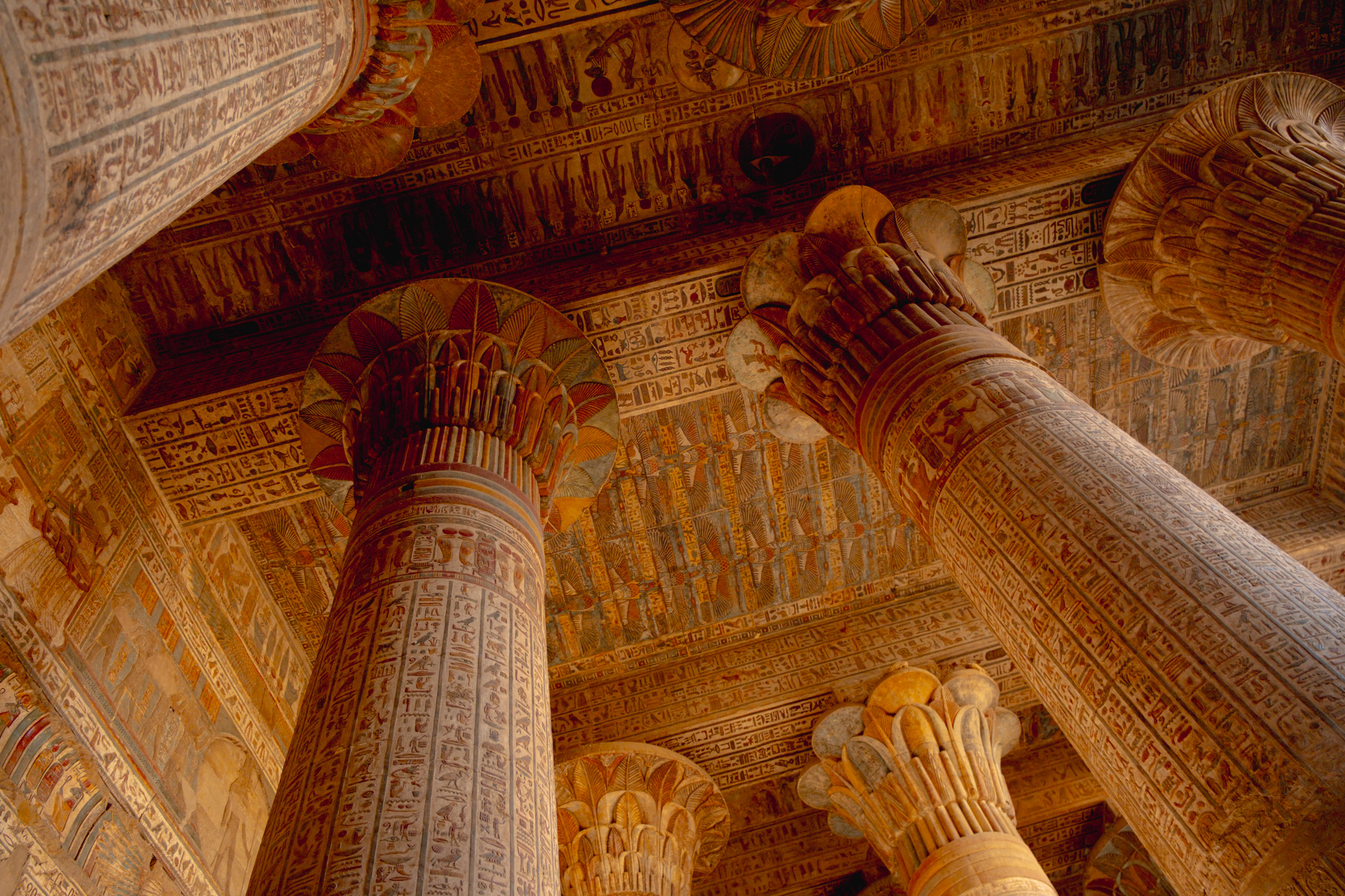 admirer les couleurs du temple d'Esna