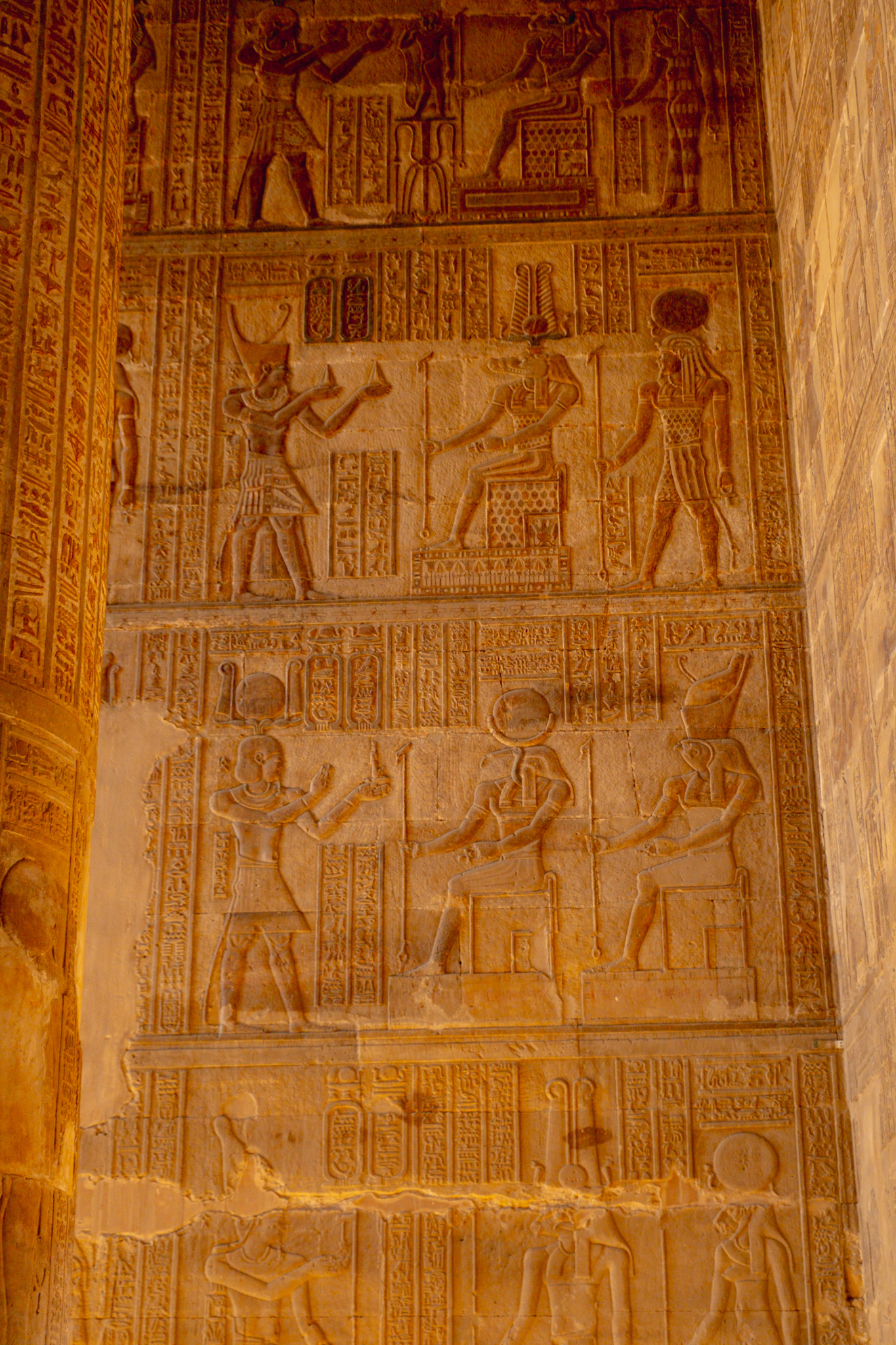 hieroglyphes au temple de Khnum à Esna