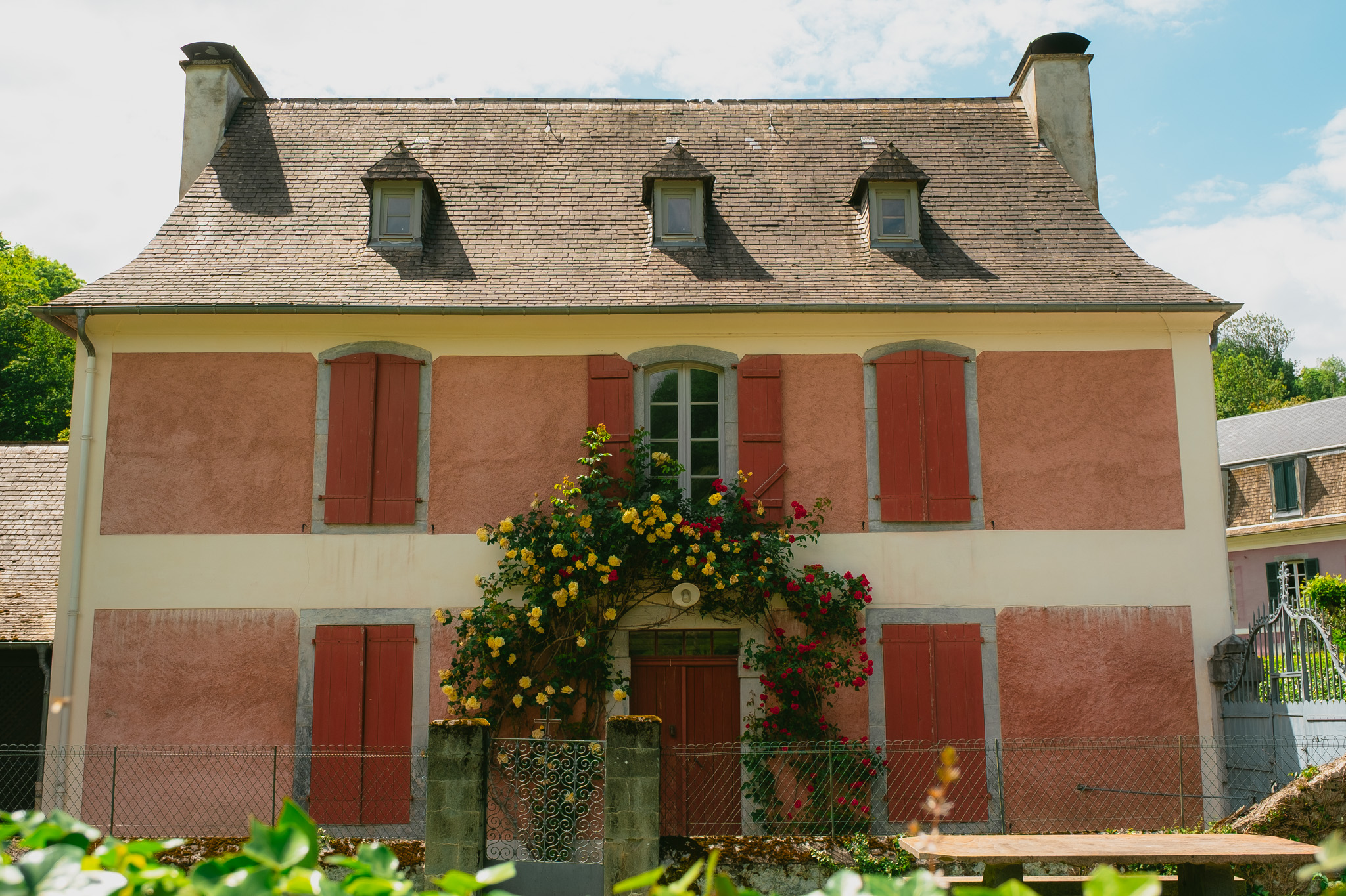 maison traditionnelle de bigorre de couleur